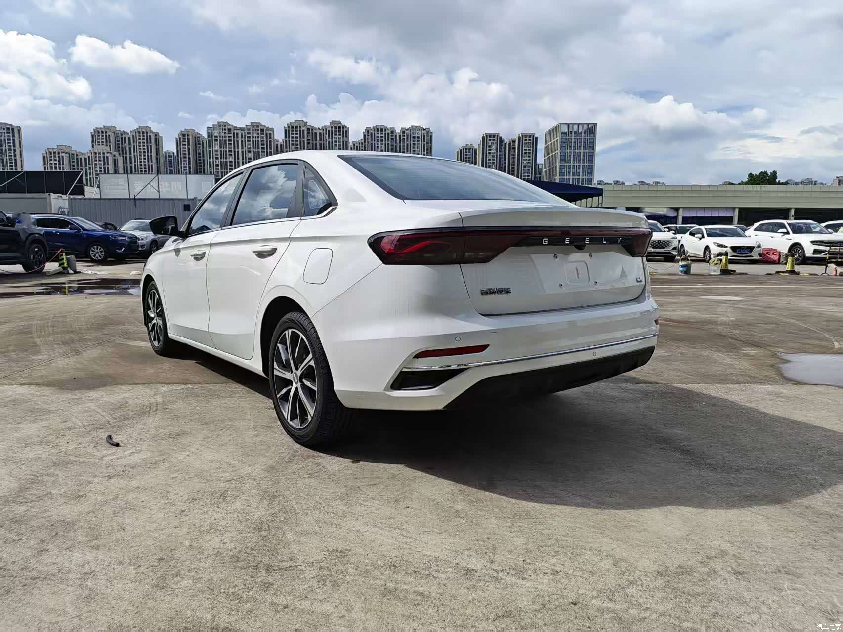 Geely Emgrand, 2021 15