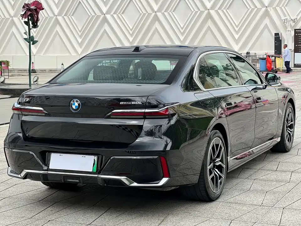 BMW i7