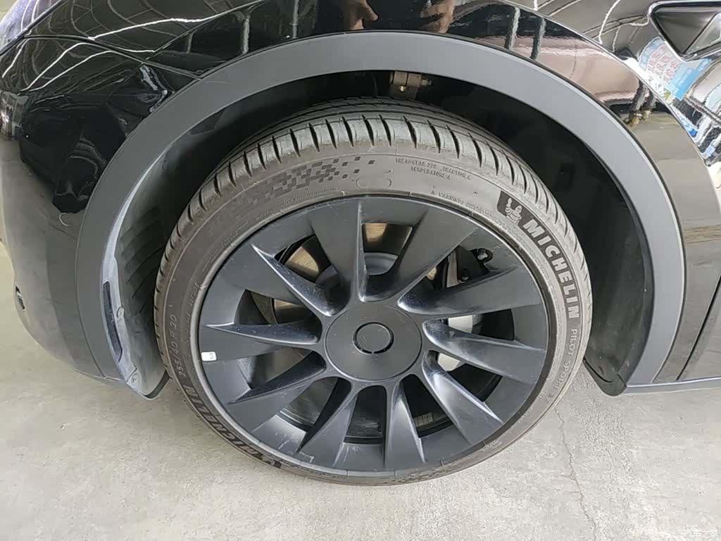 Tesla Model Y, 2023 25