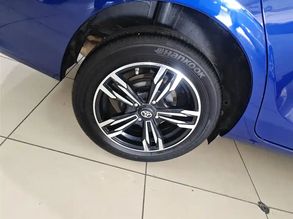 Toyota YARiS L to enjoy