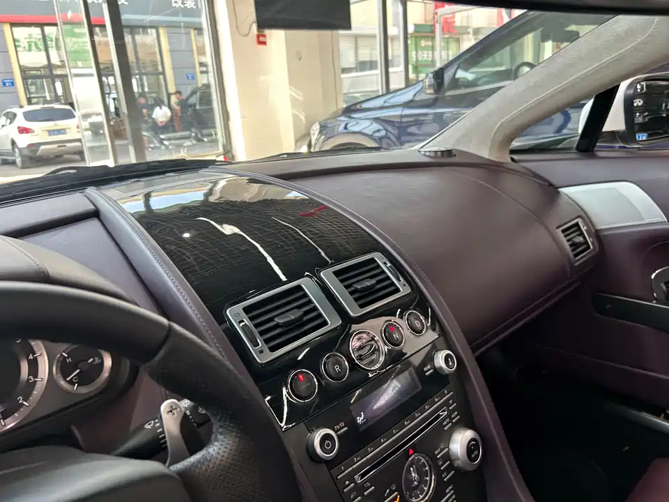 Aston Martin V8 Vantage