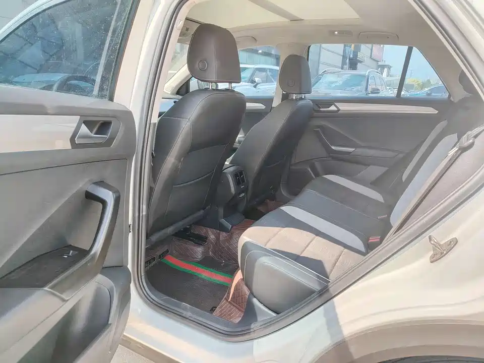 Volkswagen T-ROC exploring Songs