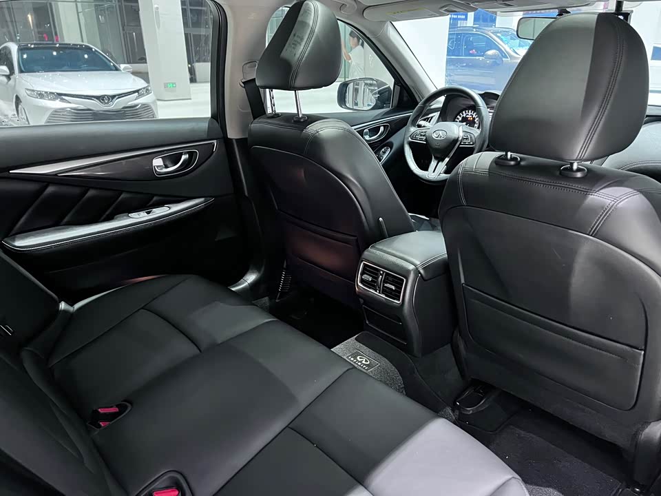 Infiniti Q50L