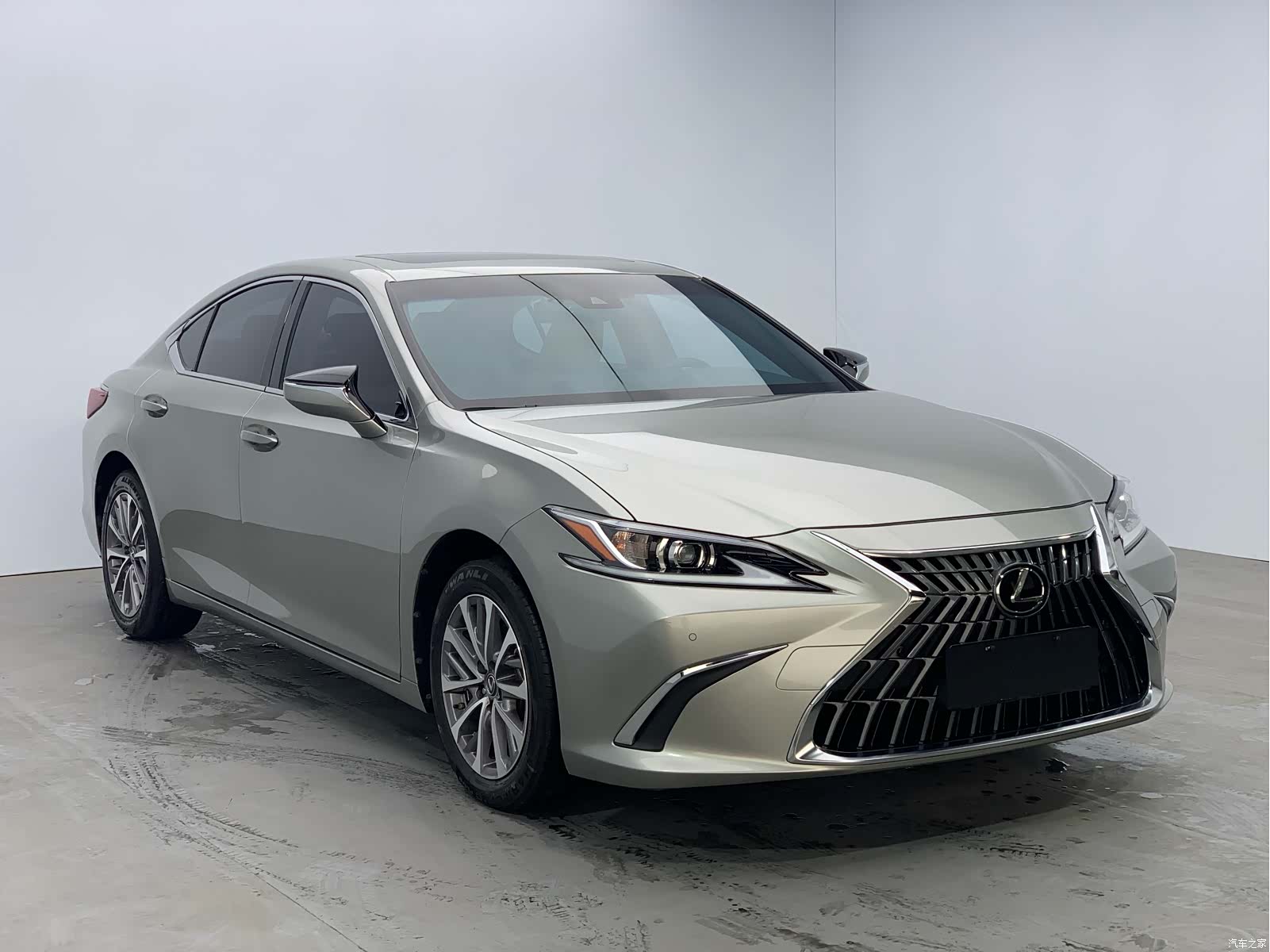 Lexus ES, 2022 3