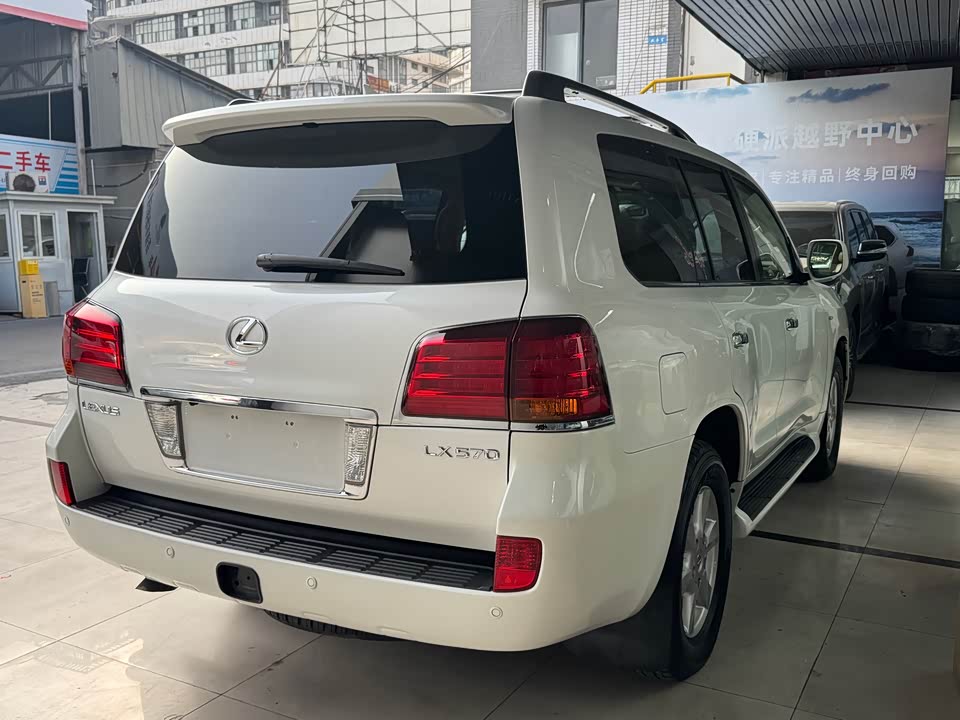 Lexus LX