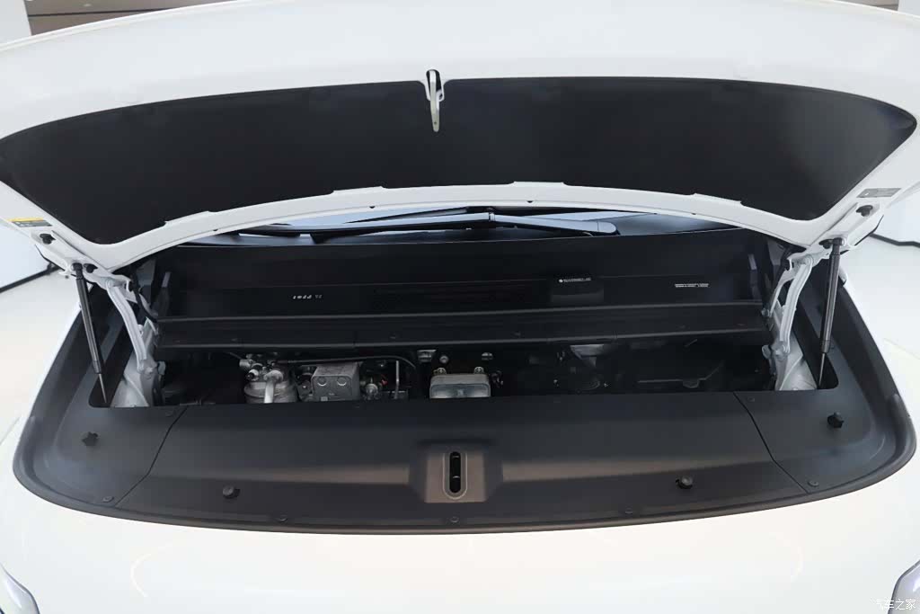 Li Auto MEGA, 2026 18