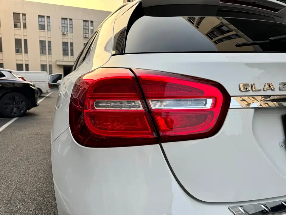 Mercedes-Benz GLA Mercedes-Benz GLA