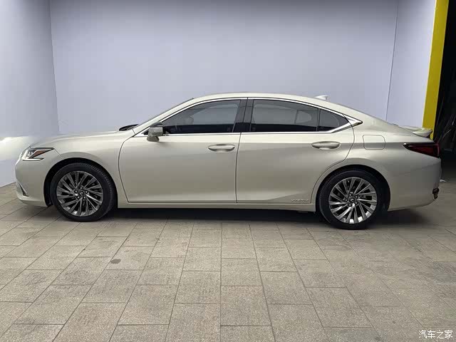 Lexus ES, 2020 7