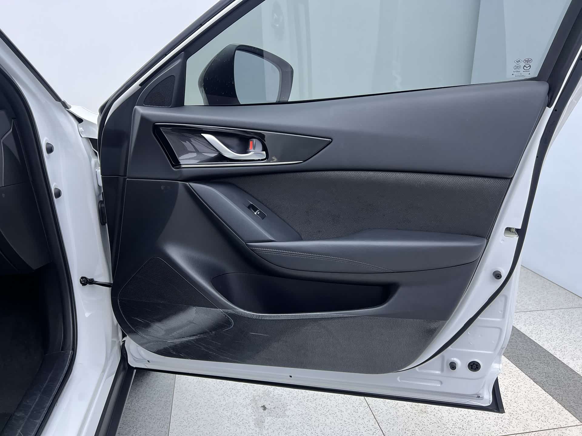 Mazda CX-4, 2023 25
