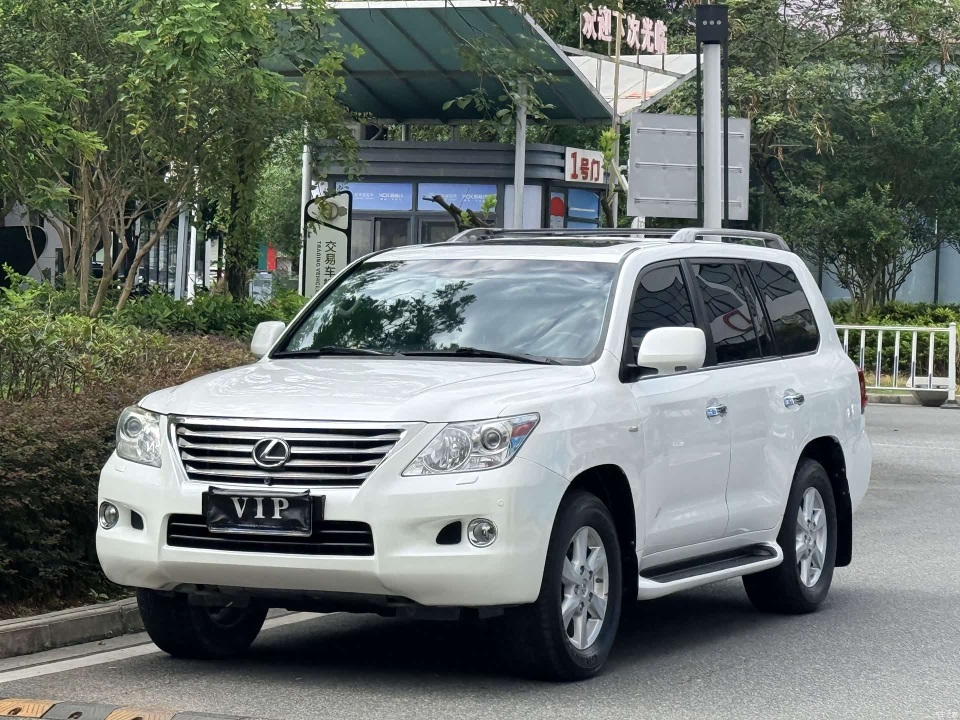 Lexus LX, 2008 1