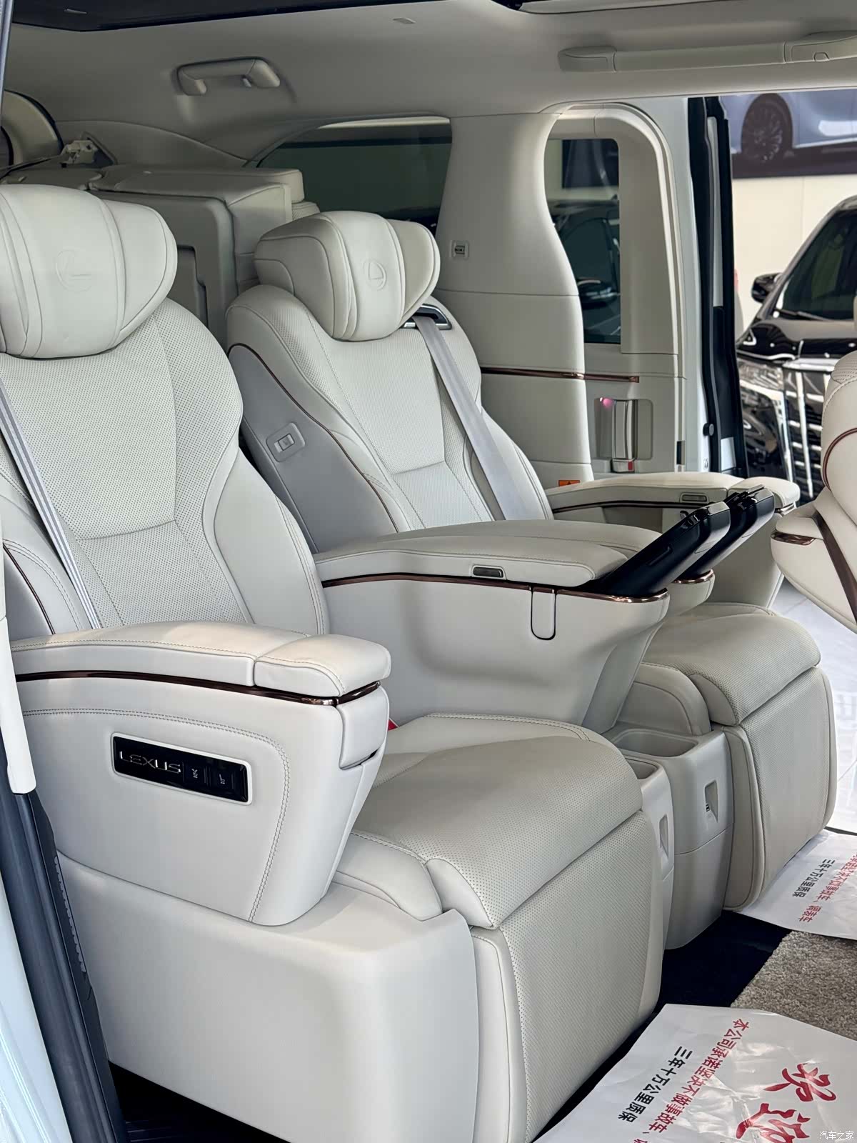 Lexus LM, 2024 6