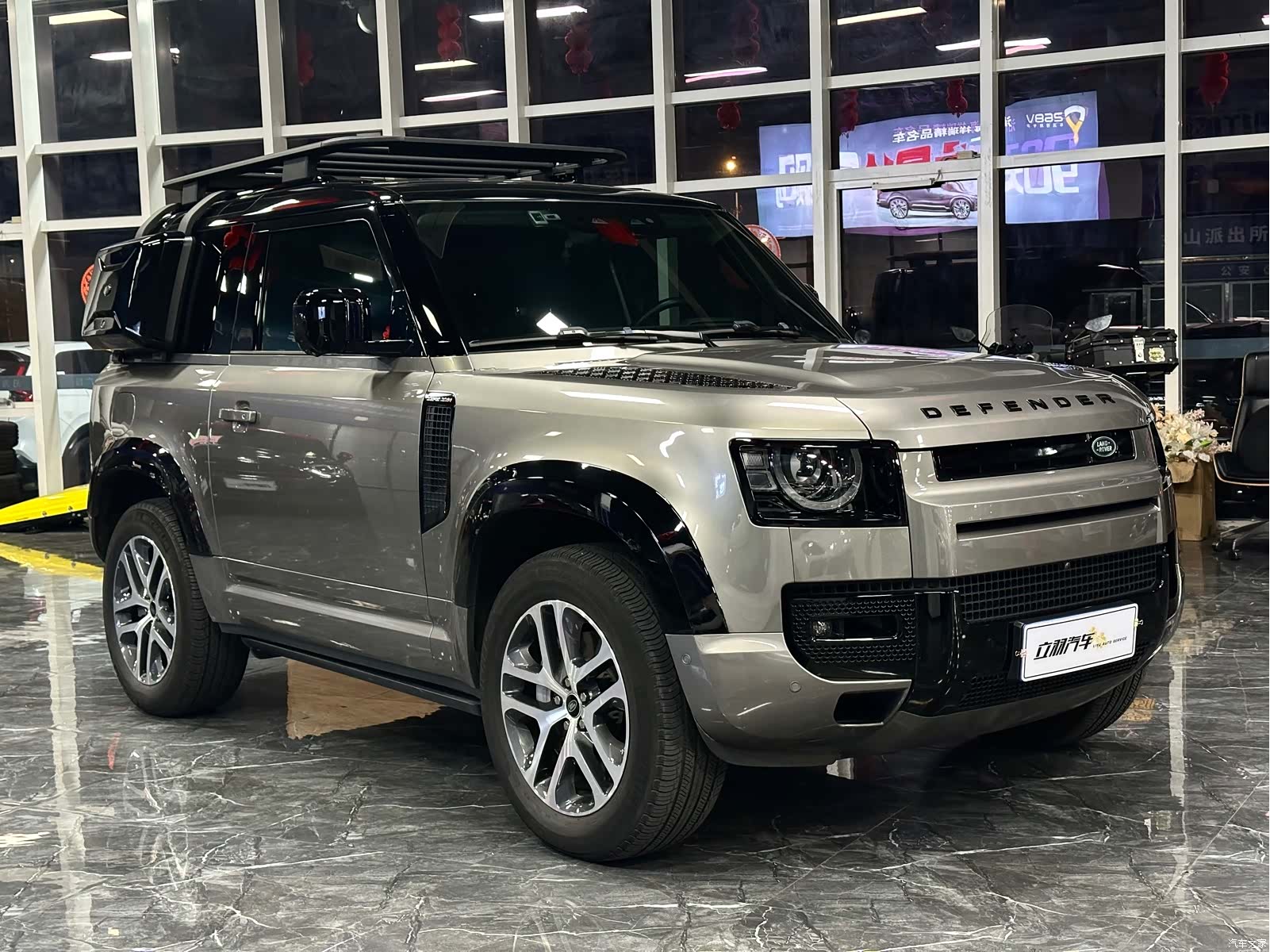 Land Rover Defender, 2023 3
