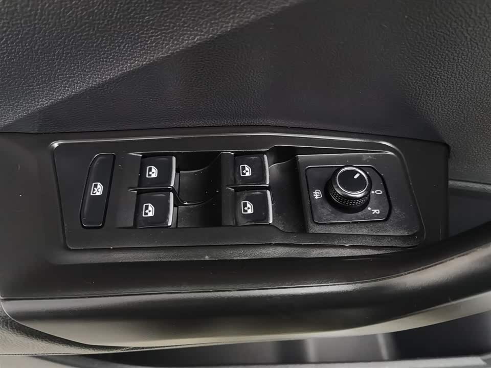 Volkswagen T-ROC exploring Songs