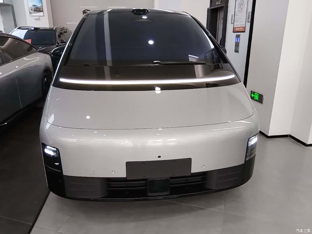 Li Auto MEGA, 2025 3