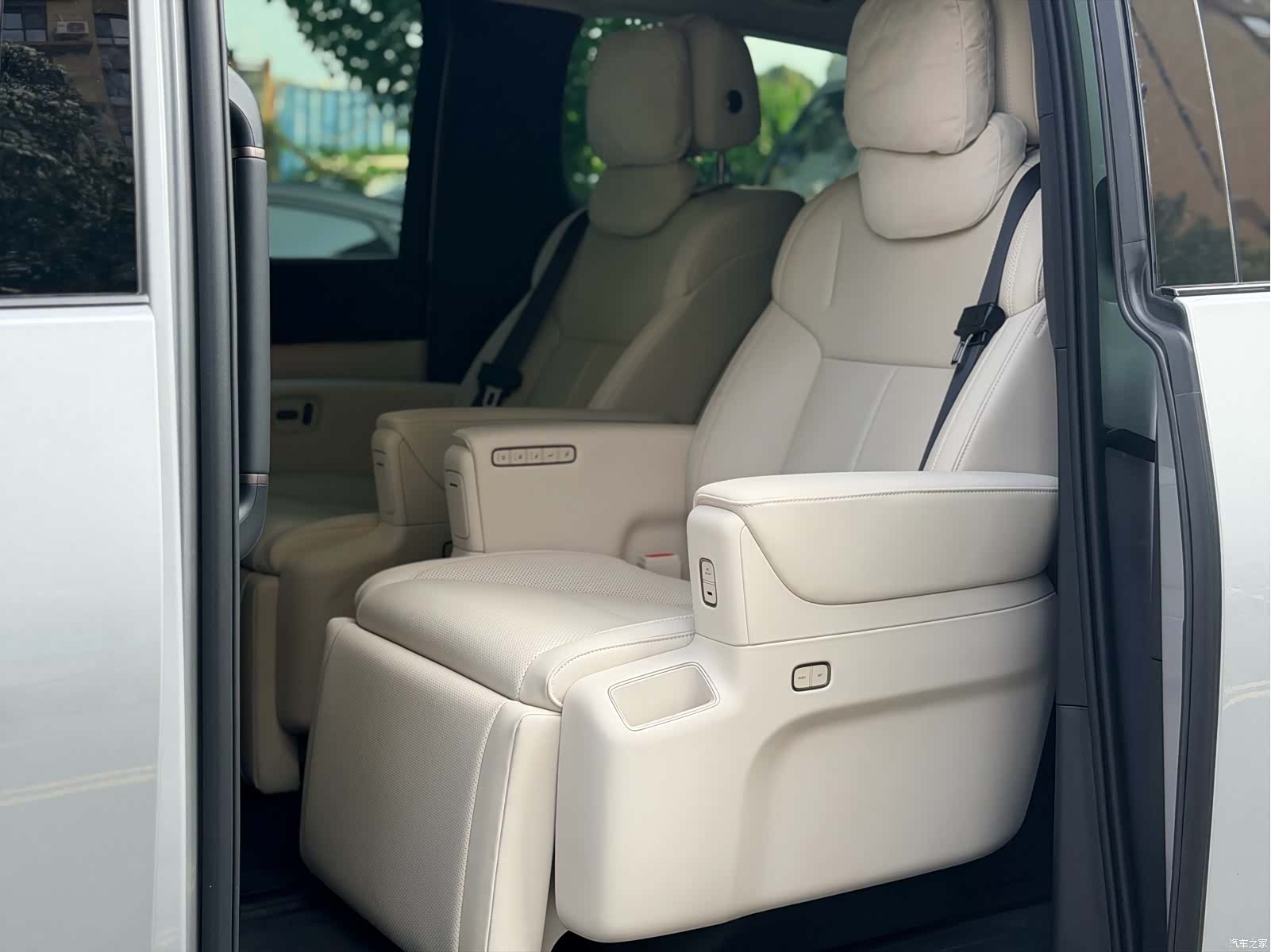 Li Auto MEGA, 2025 16