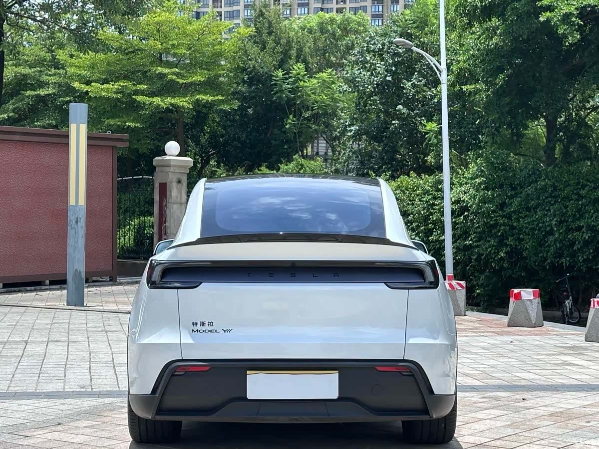 Tesla Model Y, 2026 4