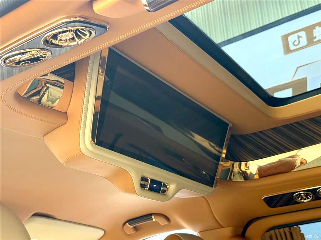 Mercedes-Benz V-Class, 2024 20