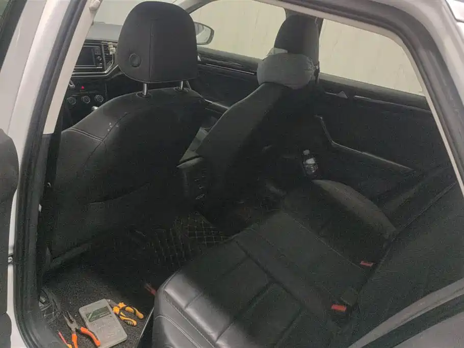 Volkswagen T-ROC exploring Songs