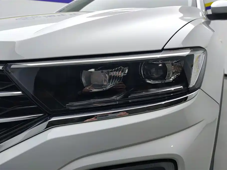 Volkswagen T-ROC exploring Songs