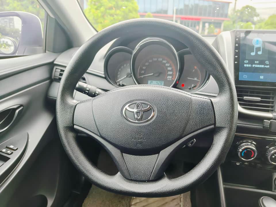 Toyota YARiS L to enjoy