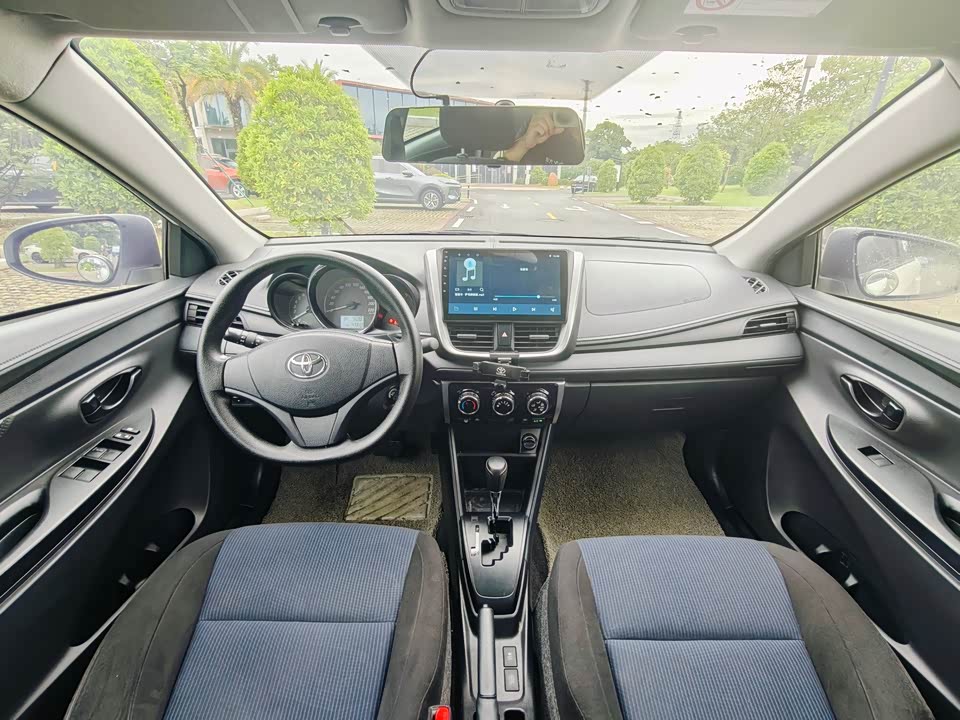 Toyota YARiS L to enjoy