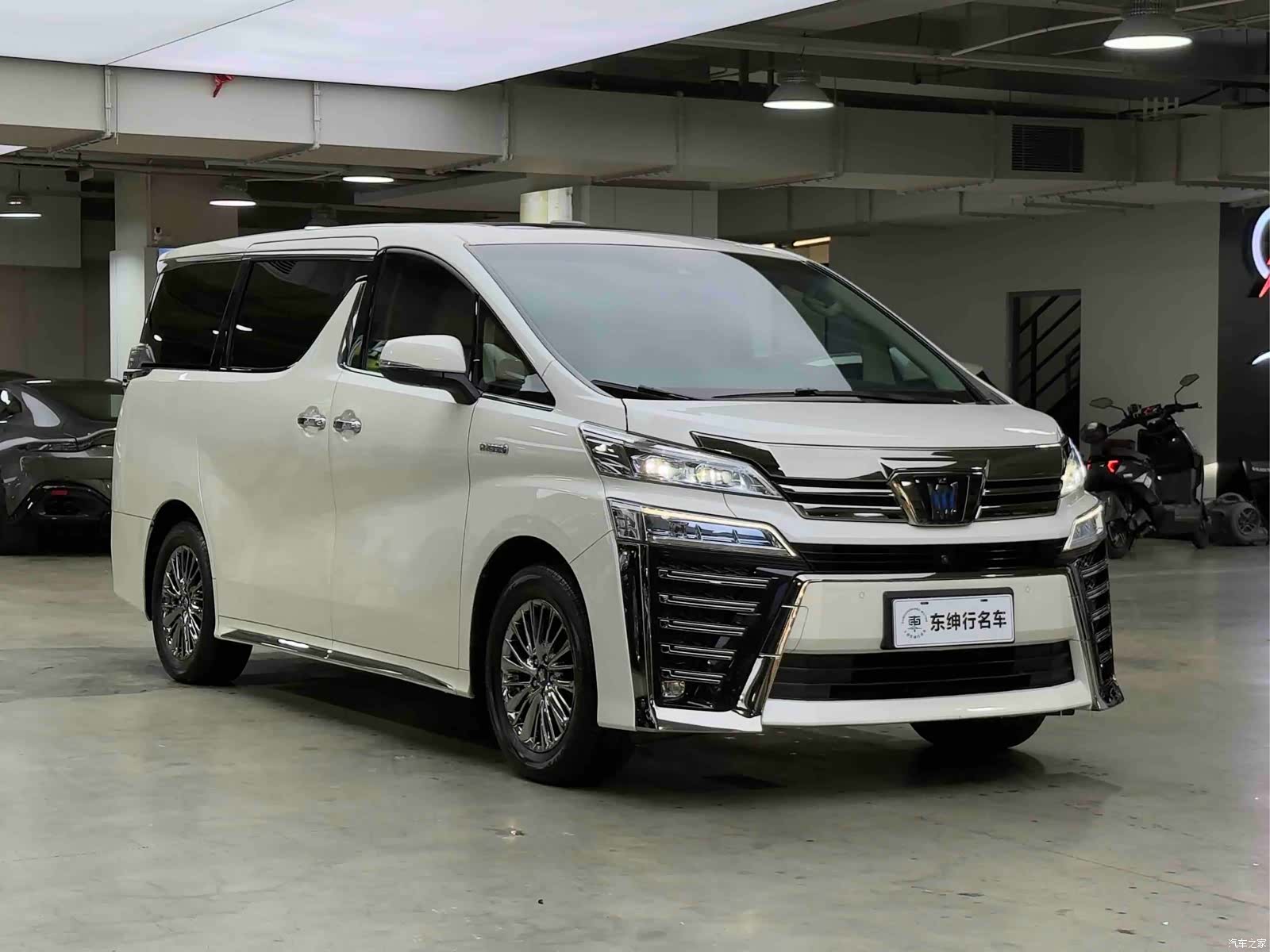 Toyota Vellfire, 2022 3