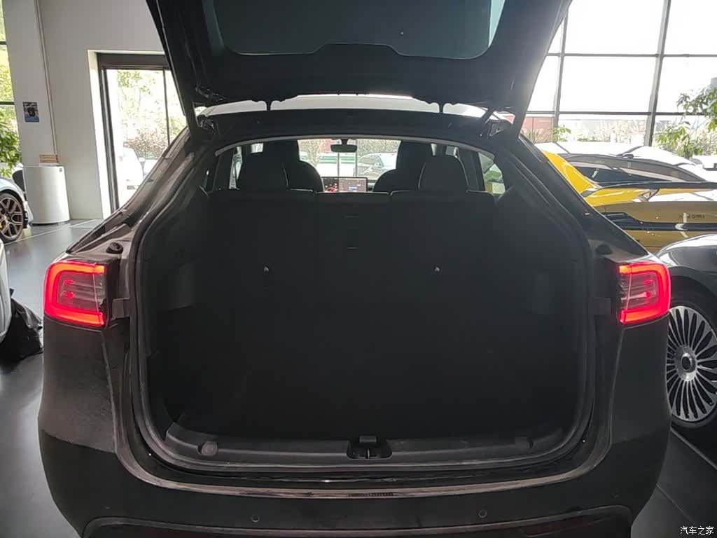 Tesla Model Y, 2022 19