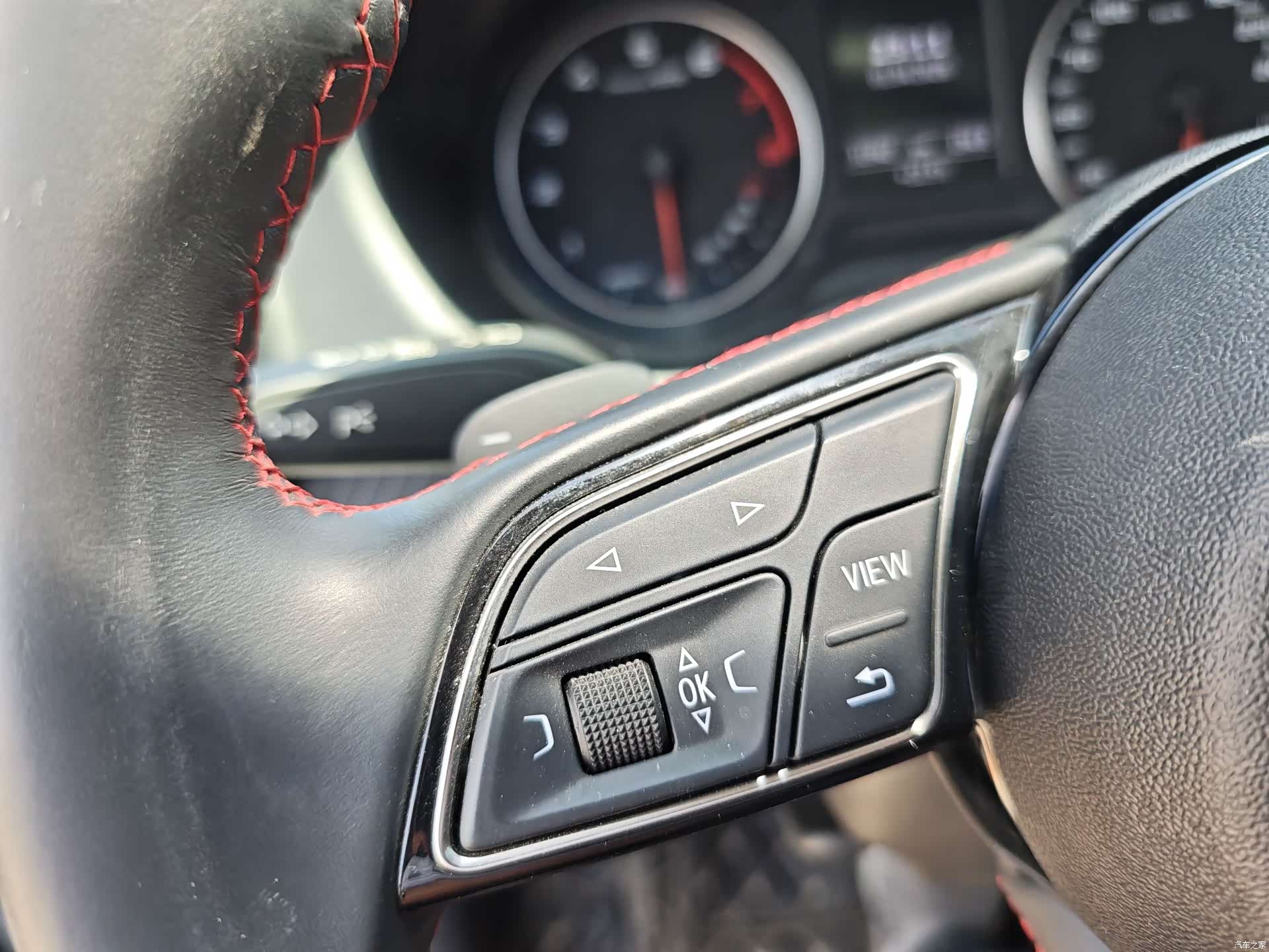 Audi Q2L, 2023 13