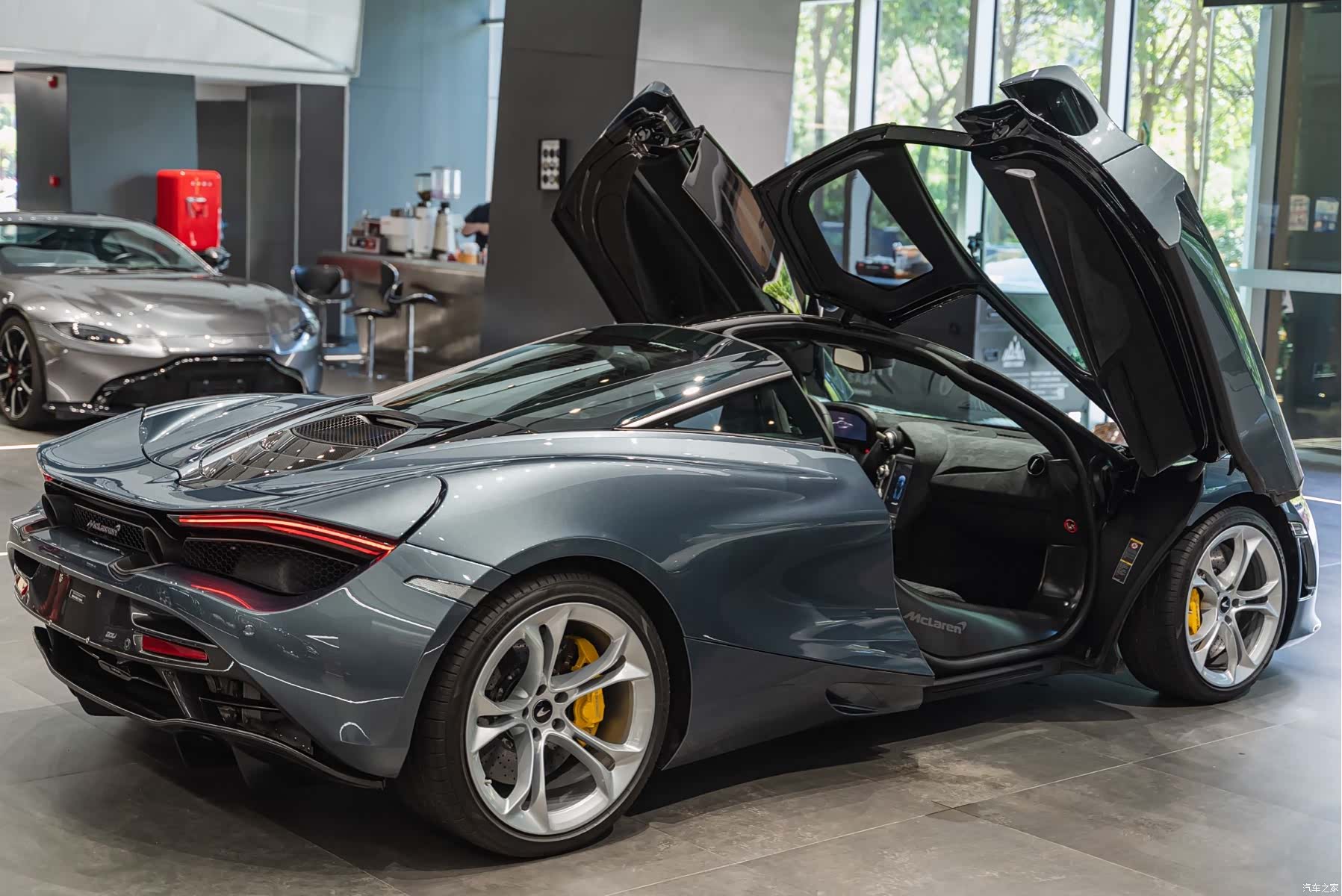 McLaren 720S, 2019 6