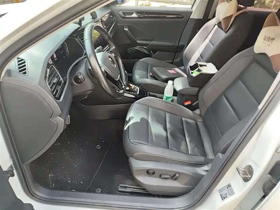 Volkswagen T-ROC exploring Songs