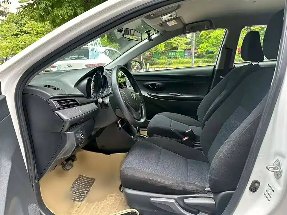 Toyota YARiS L to enjoy