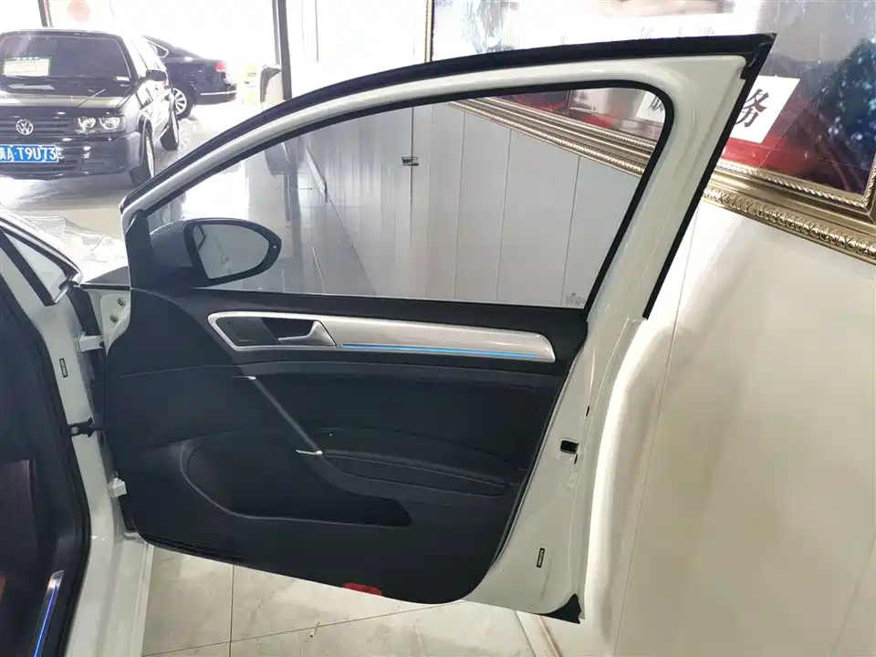 Volkswagen Golf*pure electricity