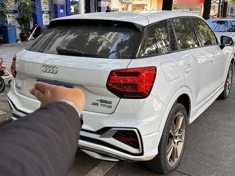Audi Q2L