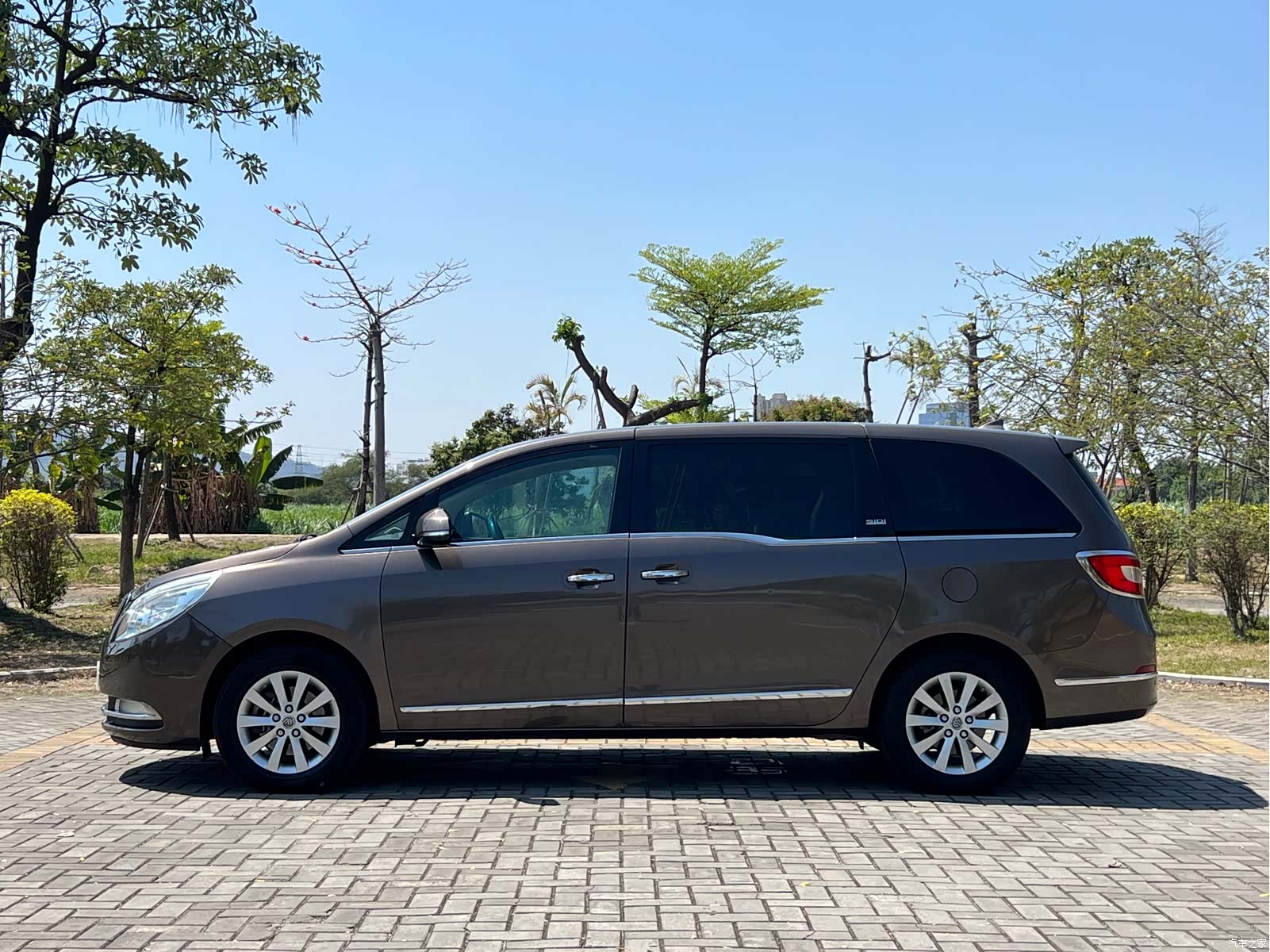 Buick GL8, 2013 4