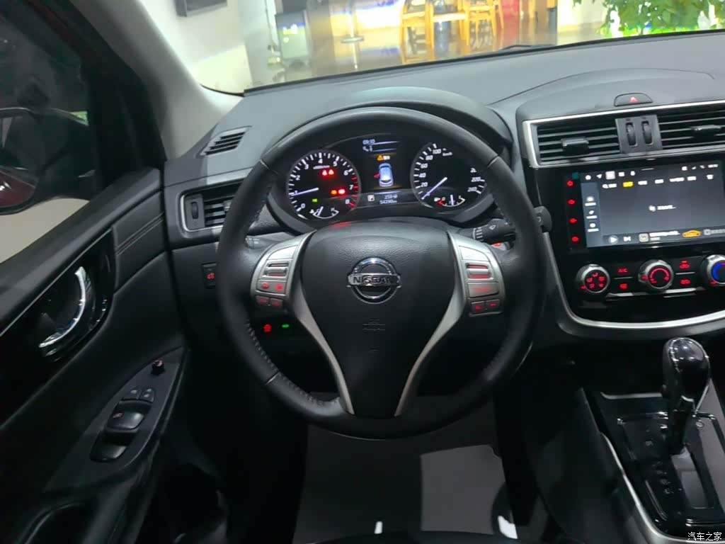 Nissan Tiida, 2023 11