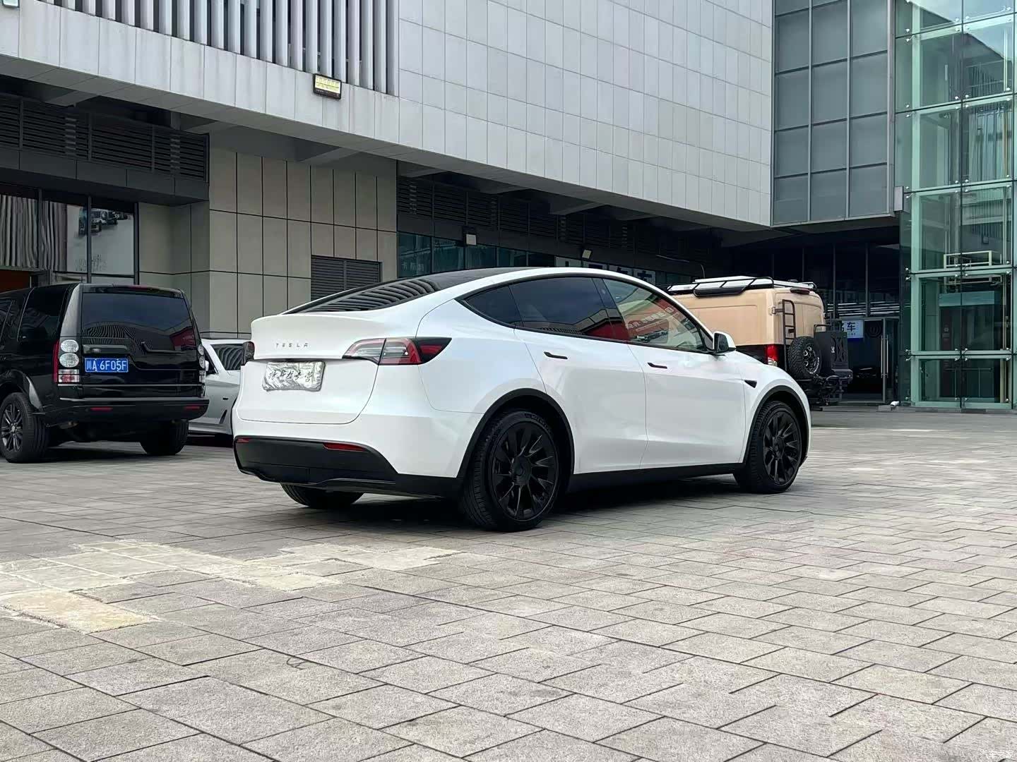 Tesla Model Y, 2023 18