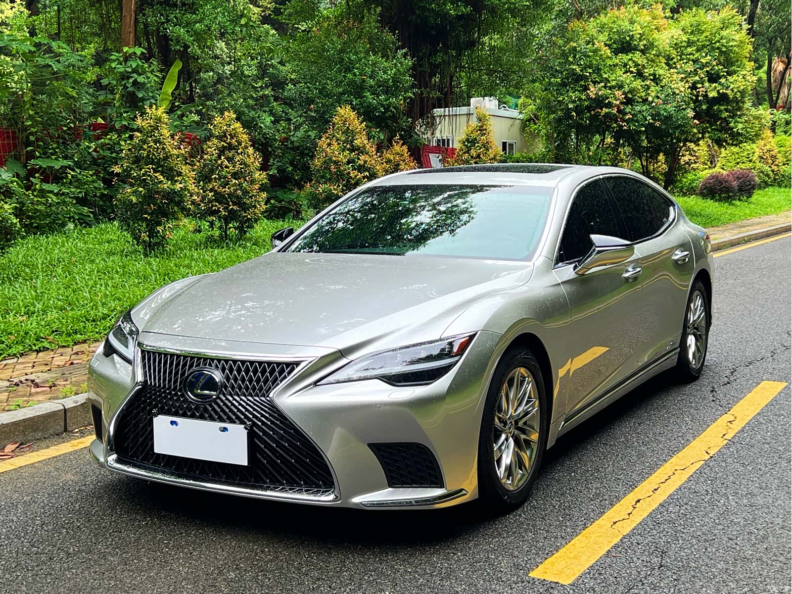 Lexus LS, 2022 1