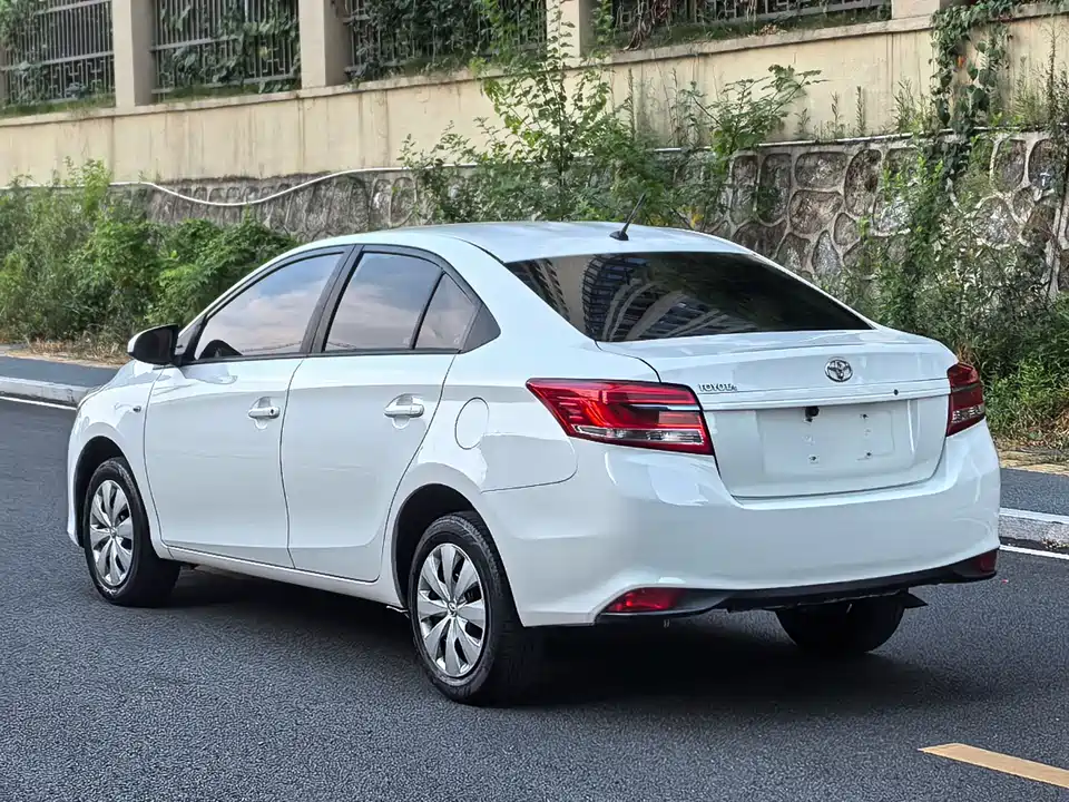 Toyota YARiS L to enjoy