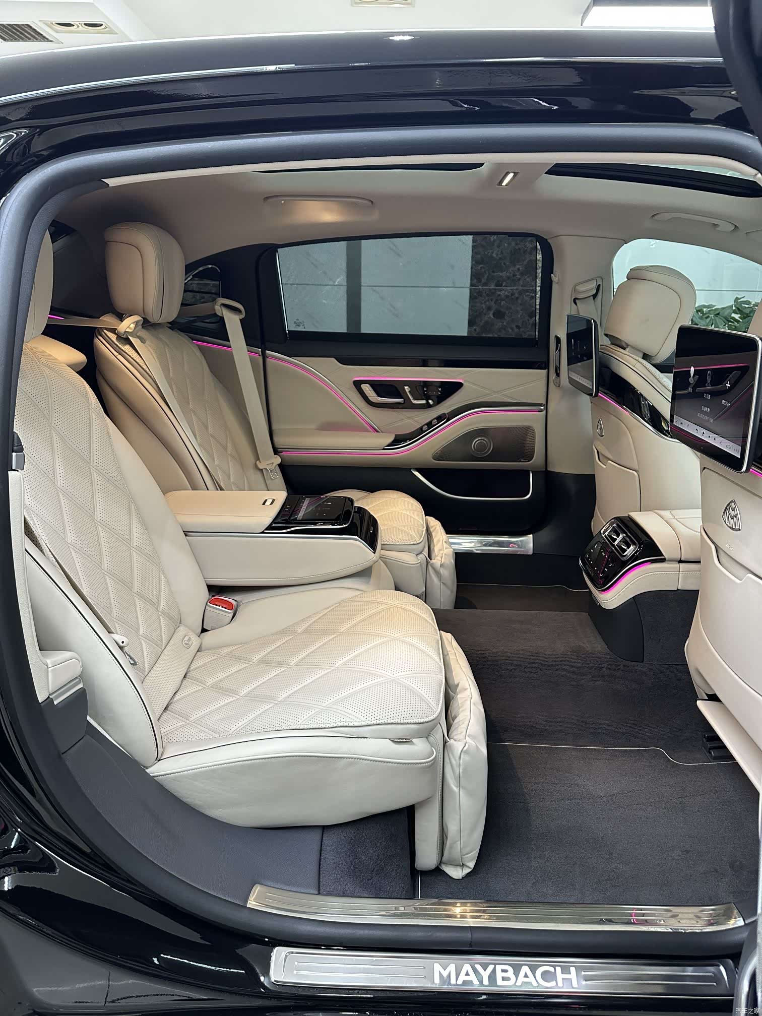 Maybach S-Class, 2023 12