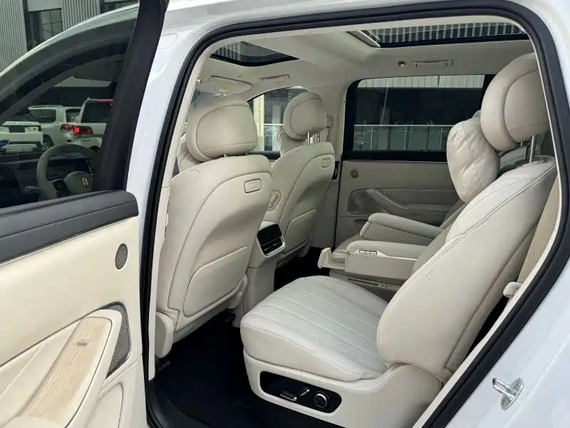 AITO Ask the world M8