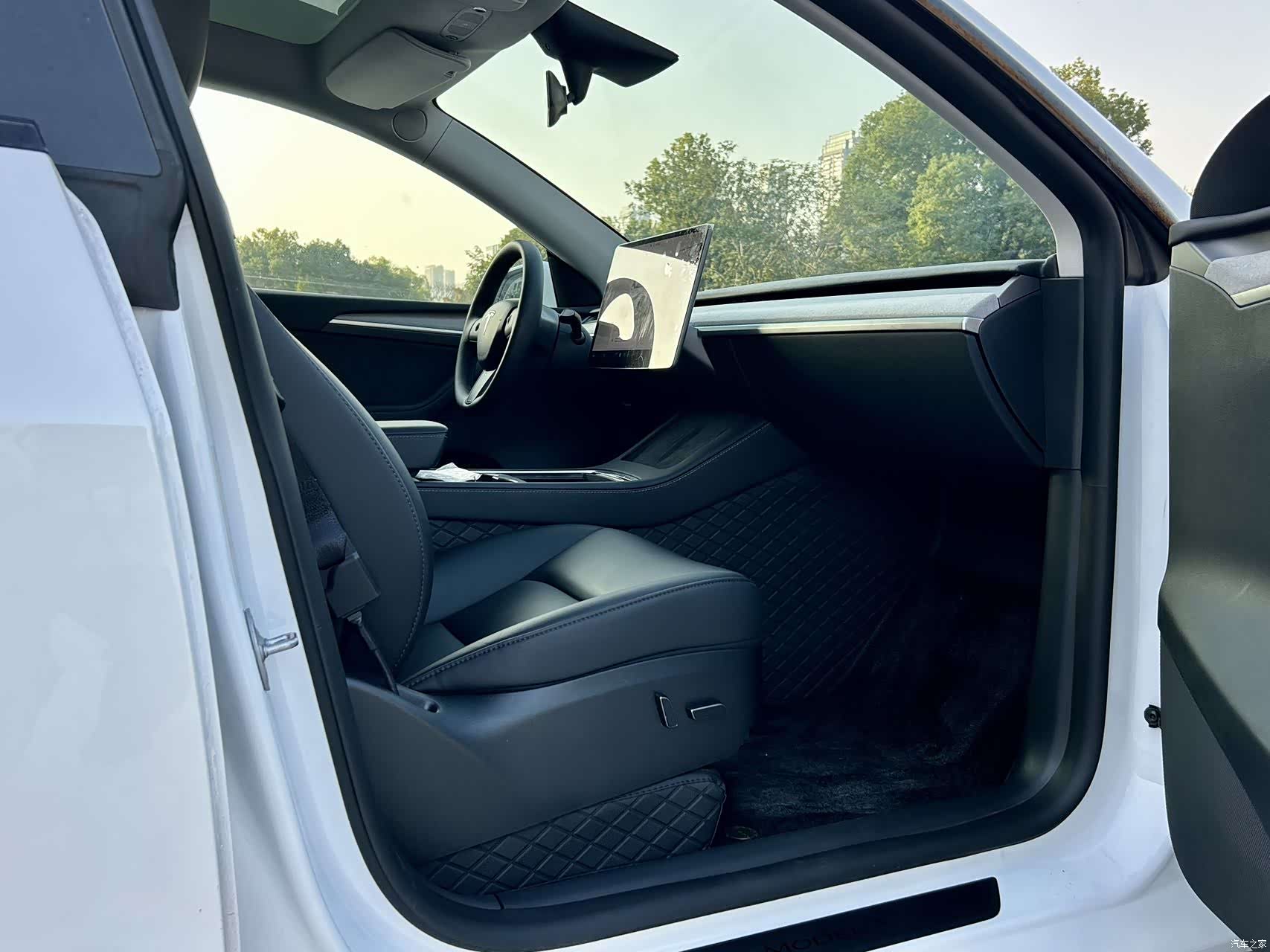 Tesla Model Y, 2024 16