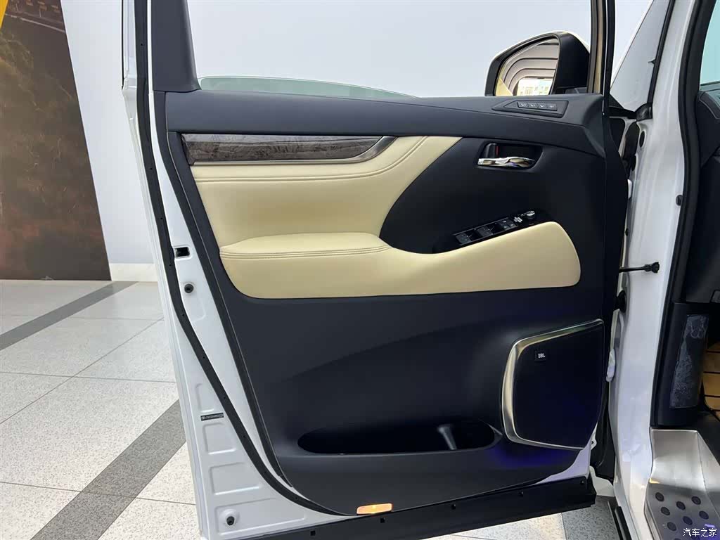 Toyota Alphard, 2022 15