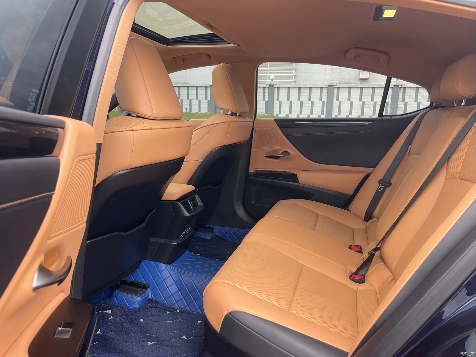 Lexus ES, 2022 все фото