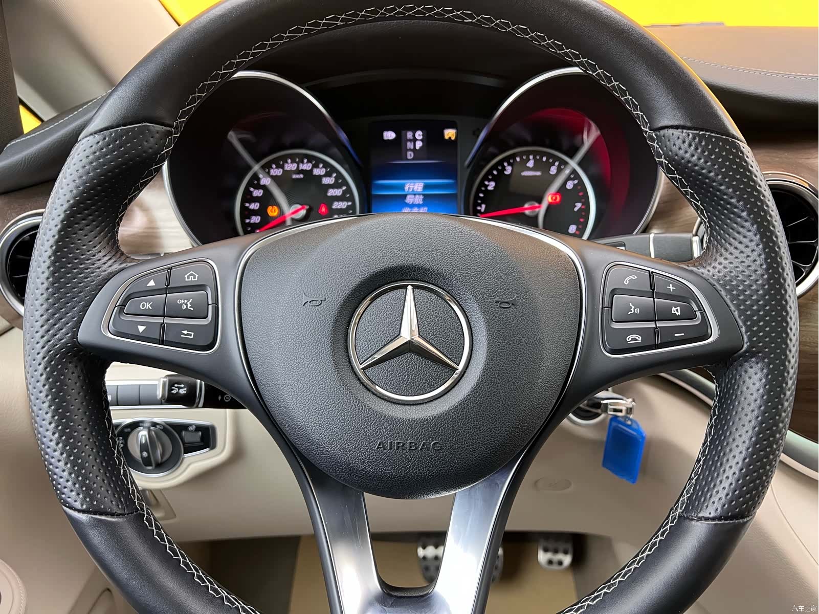 Mercedes-Benz V-Class, 2023 13