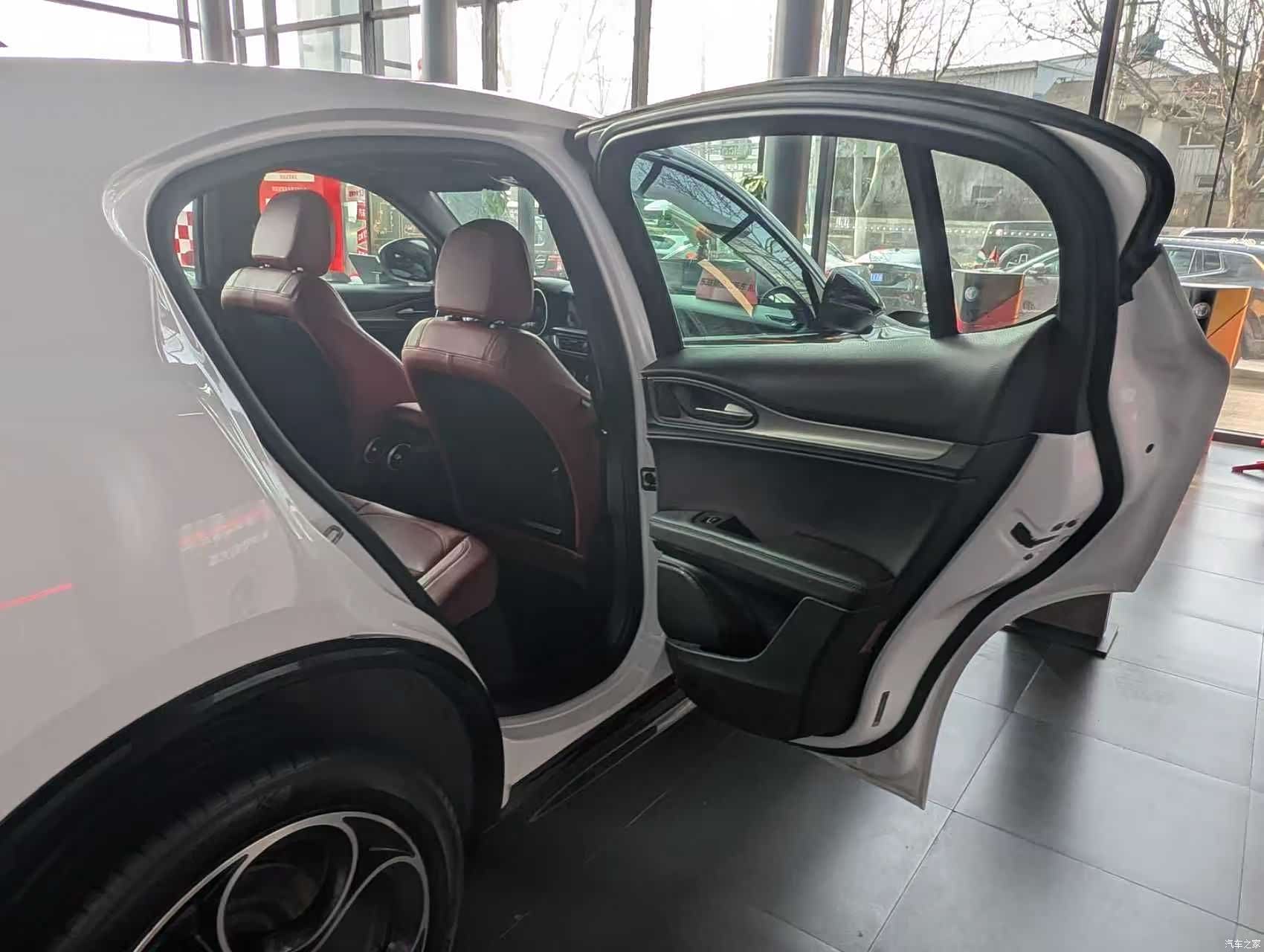 Alfa Romeo Stelvio, 2024 10