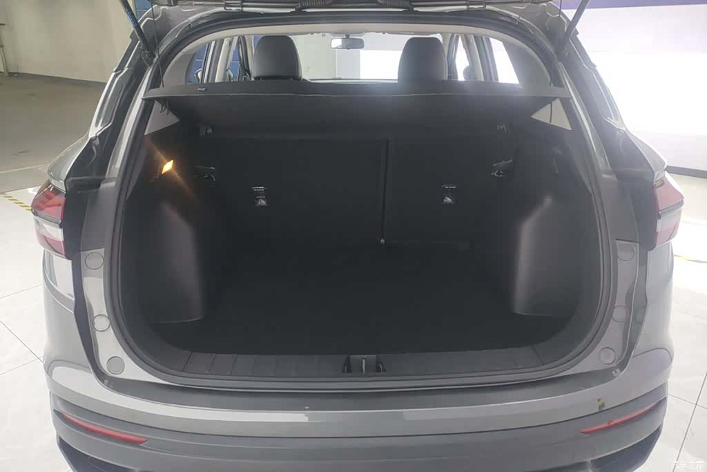 Geely Coolray, 2025 4