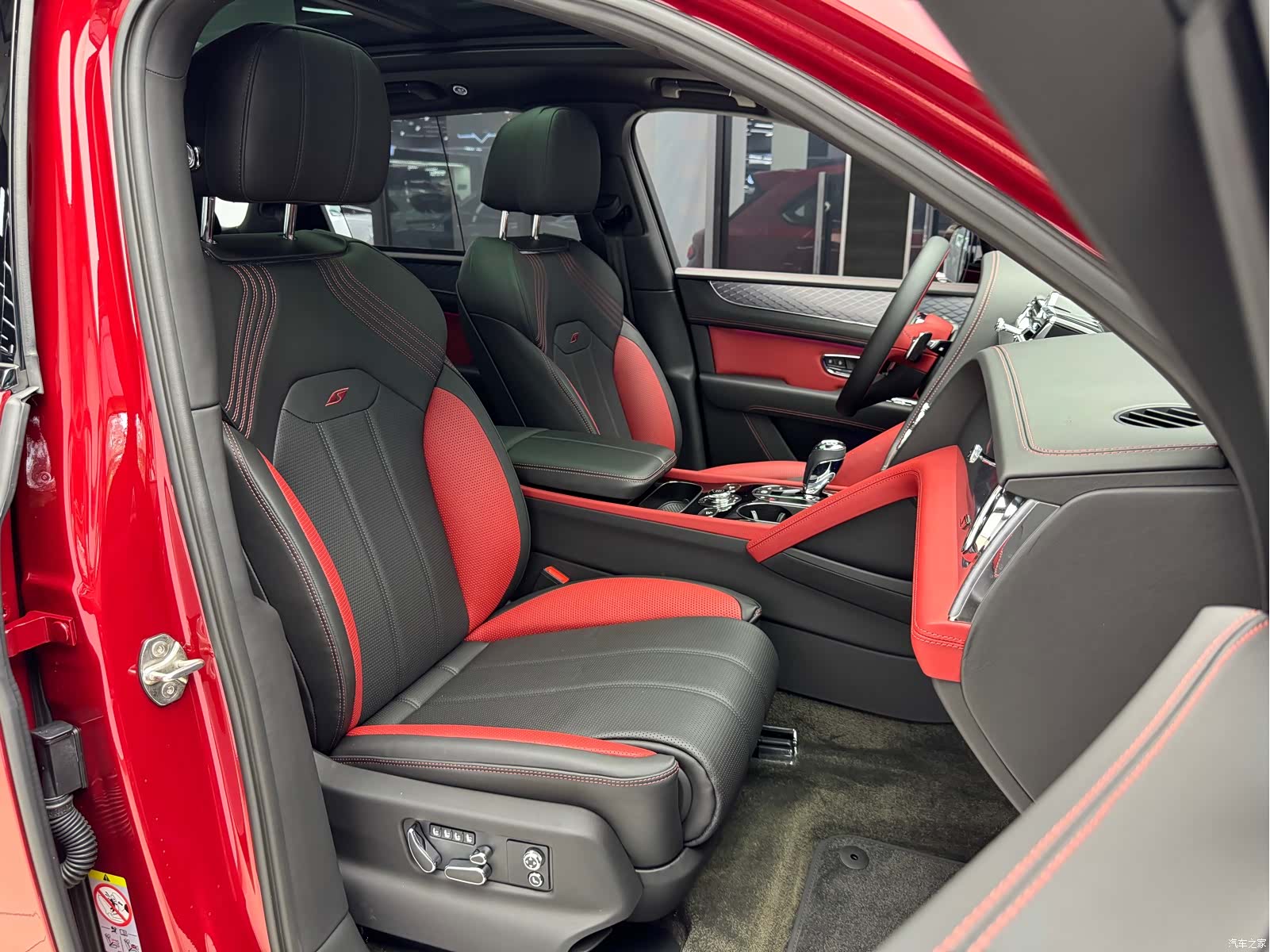 Bentley Bentayga, 2022 12