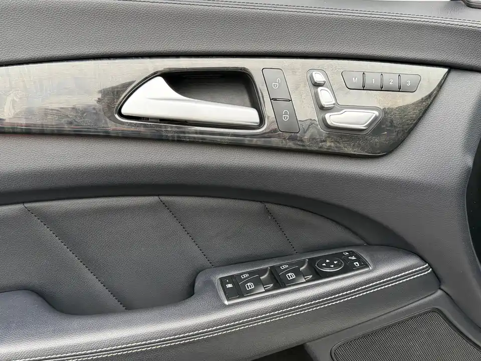 Mercedes-Benz CLS Mercedes-Benz CLS