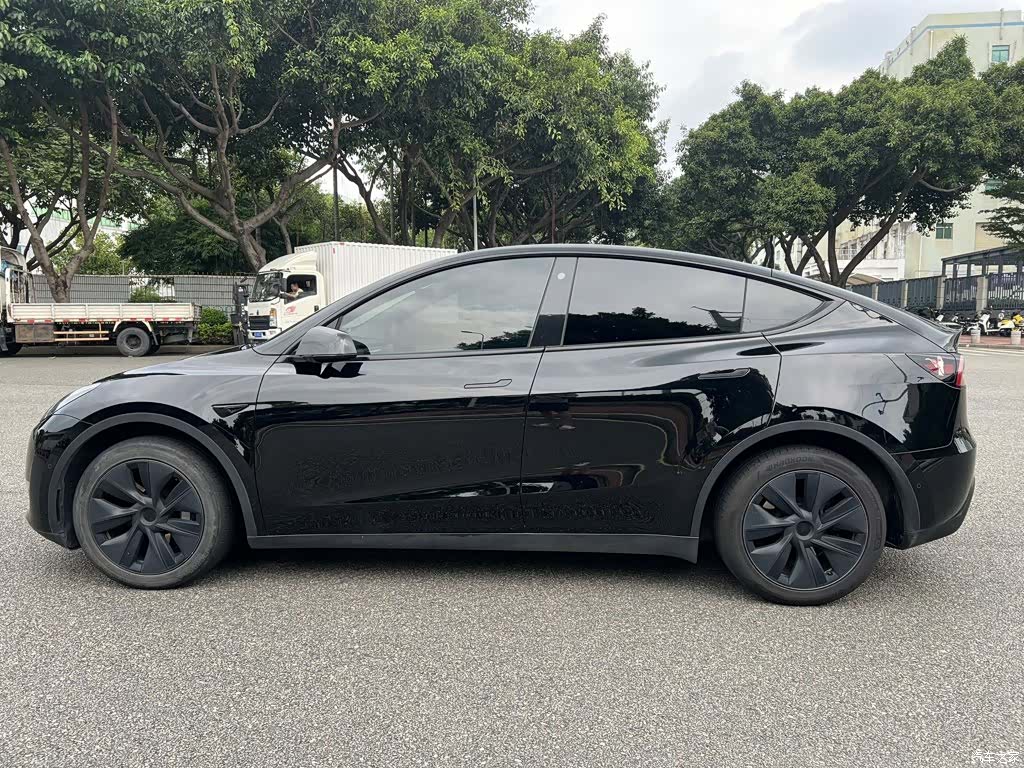 Tesla Model Y, 2023 4