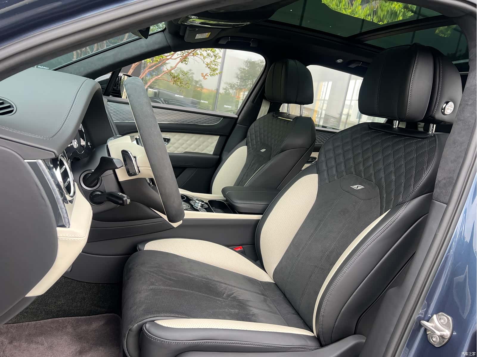 Bentley Bentayga, 2023 16